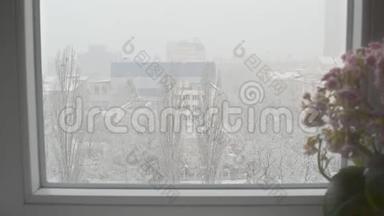 <strong>一座城</strong>市公寓的窗户外意外的降雪。